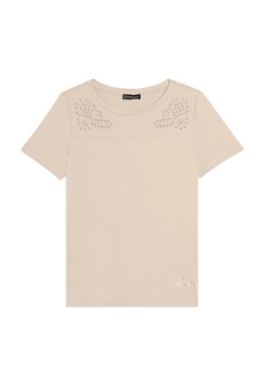 T-shirt beige a maniche corte con scollo rotondo, motivi floreali traforati vicino alle spalle e piccolo logo corsivo sull’orlo anteriore inferiore.
