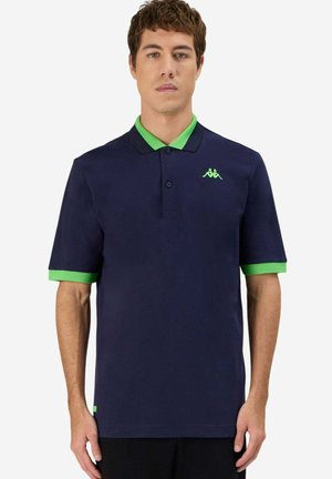 Polo di colore blu navy con colletto e polsini verde. Presenta due bottoni al collo e un piccolo logo verde sul lato sinistro del petto.