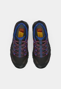 Zapatos de senderismo negros con una parte superior texturizada, cordones azules y rosas, y una suela de goma. Presenta un interior acolchado y un logotipo de marca visible.