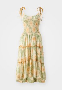 Floral maxi-jurken met spaghettibandjes, geplooide bovenkant en gelaagde volants. Kenmerkt een groen en oranje botanische print op een lichte achtergrond.