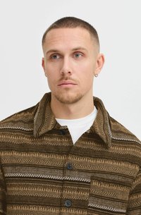Camisa marrón con estampado y cuello, que presenta rayas horizontales en tonos variados, botones negros y un diseño de punto texturizado.