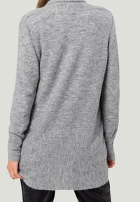 Cardigan grigio lavorato a maglia con un retro lungo, polsini a coste e un motivo testurizzato. Presenta un colletto e un design dalla vestibilità comoda.