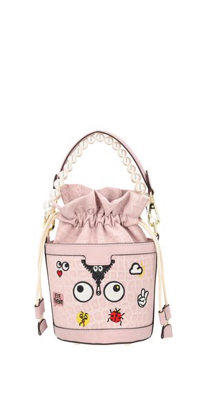 Roze bucketbag met parelhandvat, trekkoord bovenaan en geborduurde cartoonogen, hart, wolk, vredeshand en lieveheersbeestje ontwerpen.