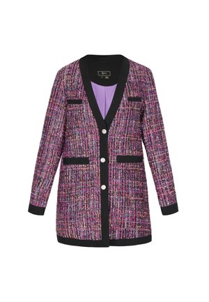 Violet ir purpurinis tweed švarkas su juodais akcentais, gilus V-kriauklė, du priekiniai kišenės ir dekoratyvinis mygtuko detalė. Lygus pamušalas.