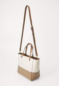 Borsa strutturata in pelle crema e marrone chiaro, con due manici superiori e una tracolla regolabile, arricchita da dettagli in metallo dorato.