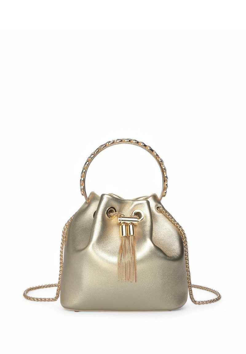 Goldene metallische Bucket Bag mit einer Kettenhandhabung, Kordelzugverschluss und einem Quastendetail. Glatte Textur mit einem glänzenden Finish.
