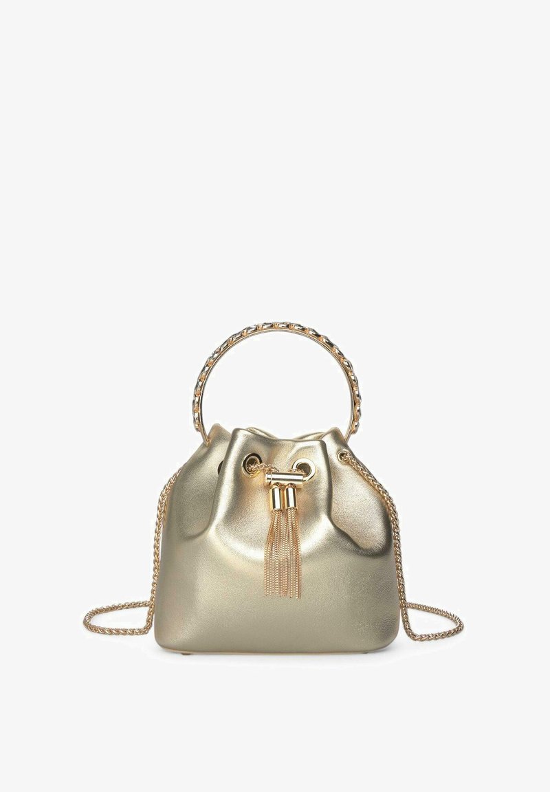 Goldene metallische Bucket Bag mit einer Kettenhandhabung, Kordelzugverschluss und einem Quastendetail. Glatte Textur mit einem glänzenden Finish.