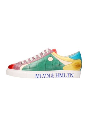Low-Top-Sneaker mit rotem, pinkem, grünem, gelbem und blauem Patchwork-Leder, weißen Schnürsenkeln und weißer Sohle mit blauem "MLVN & HMLTN" Text.