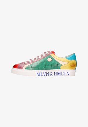 Sneaker basso in pelle patchwork rossa, rosa, verde, gialla e blu, con lacci bianchi e suola bianca con testo blu "MLVN & HMLTN".