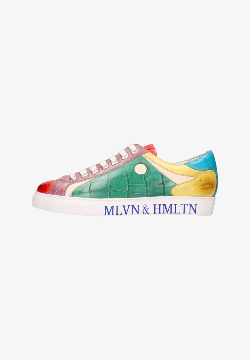 Sneaker basse en cuir patchwork rouge, rose, vert, jaune et bleu, lacets blancs et semelle blanche avec texte bleu "MLVN & HMLTN".