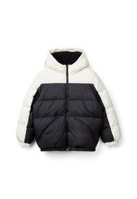 Pufová bunda s bílou horní částí a černou dolní částí. Obsahuje kapuci, přední zip a elastické manžety. Husté polstrování s hladkým povrchem.