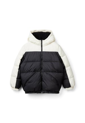 Veste rembourrée avec une partie supérieure blanche et une partie inférieure noire. Elle possède une capuche, une fermeture éclair à l'avant et des poignets élastiques. Rembourrage épais avec une texture lisse.