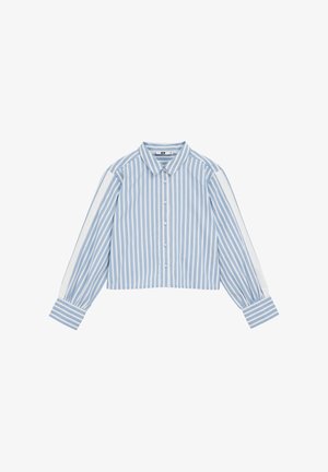 Blauw-wit gestreepte, geknipte button-up shirt met lange mouwen en een kraag, plat gelegd op een witte achtergrond.