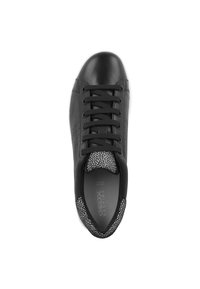 Sneaker in pelle nera con tomaia liscia, cinque lacci neri, lati perforati e un colletto con motivo testurizzato in bianco e nero.
