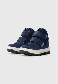 Granatowe dziecięce buty typu high-top z białymi podeszwami, podwójnymi zapięciami na rzepy oraz czarnymi teksturowanymi podeszwami na jednolitym tle.