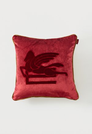 Cojín cuadrado de terciopelo rojo con ribete marrón, con un diseño central de un caballo alado de color rojo oscuro.