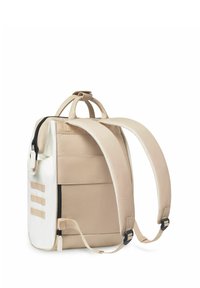 Beige und weiße Rucksack in rechteckiger Form, mit gepolsterten Schulterträgern, einem oberen Griff und drei horizontalen Akzenten an der Seite.