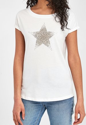 Weißes T-Shirt mit kurzen Ärmeln, das ein großes, glitzerndes goldfarbenes Sternmotiv aus kleinen Strasssteinen in der Mitte zeigt, mit umgeschlagenen Ärmelabschlüssen.