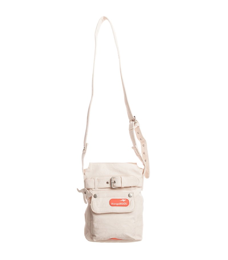Borsa a tracolla beige in tessuto con tracolla regolabile, tasca frontale con patta e dettaglio a fibbia. Presenta il logo KangaROOS sul davanti.