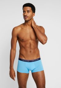 Tommy Hilfiger PREMIUM ESSENTIAL LOW RISE HIP TRUNK 3 PACK - Cuecas boxer - dark blue/light blue/blue