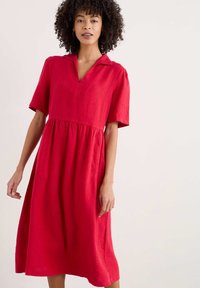 Rotes Leinenkleid mit Kragen, kurzen Ärmeln und einem gestuften Rock, locker sitzend und mit glatter Textur.