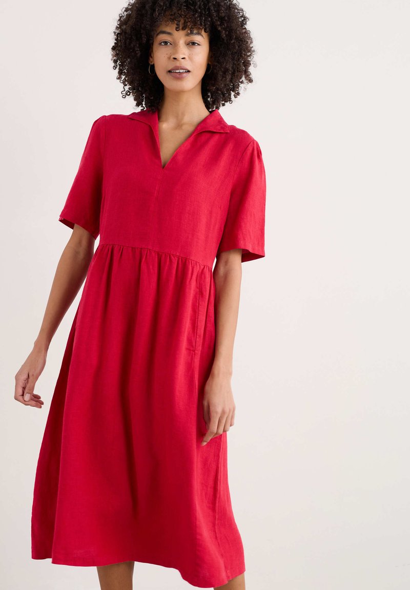 Rotes Leinenkleid mit Kragen, kurzen Ärmeln und einem gestuften Rock, locker sitzend und mit glatter Textur.