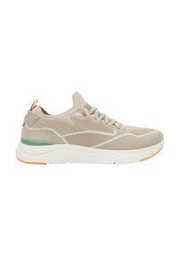 Zapatillas deportivas beige con parte superior de malla, media suela blanca y acento naranja en la suela exterior; presenta una franja turquesa y un diseño minimalista.