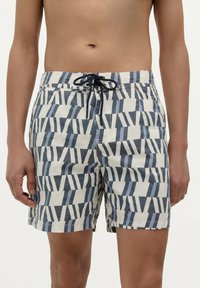 Pantaloni scurți de baie cu un model geometric în nuanțe de albastru și crem, având talie cu șnur, material ușor și buzunare laterale.