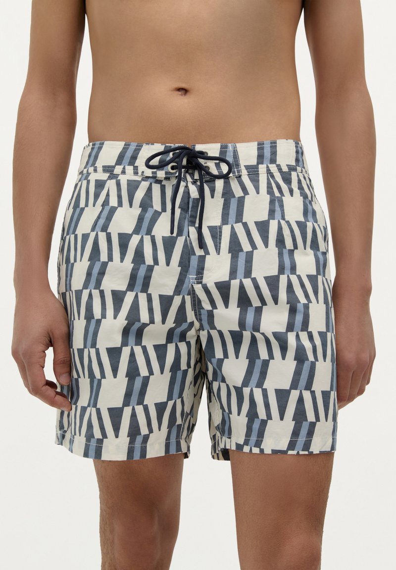 Pantaloni scurți de baie cu un model geometric în nuanțe de albastru și crem, având talie cu șnur, material ușor și buzunare laterale.
