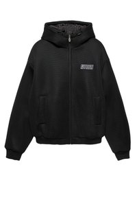 Fekete cipzáras kapucnis dzseki texturált anyagból, két elülső zsebbel, bordázott mandzsettával és szegéllyel, valamint egy kis "STWD" logóval a mellkason.