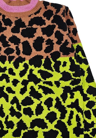 Maglione lavorato a maglia con motivo leopardato in tonalità di nero, marrone e verde brillante, con un colletto a coste rosa.
