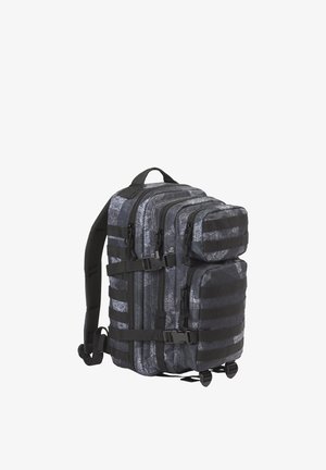 Rucsac negru și gri de stil tactic cu mai multe compartimente cu fermoar, curele reglabile și chingă MOLLE pentru atașarea echipamentului.