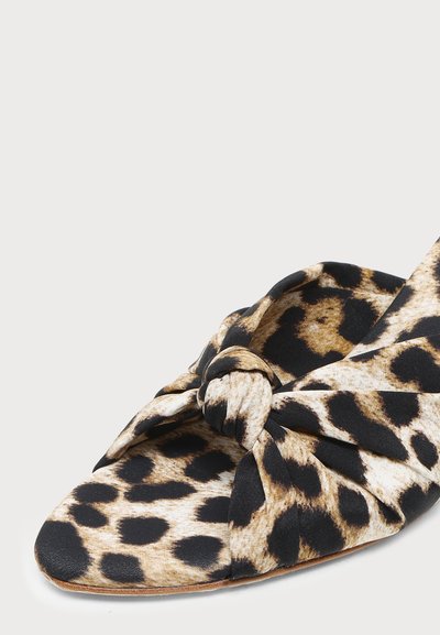 Chausson plat avec dessus en tissu noué présentant un motif léopard beige, noir et marron.