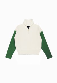 Suéter acanalado con un cuerpo blanco y mangas verdes, con un alto collar y una cremallera de cuarto. La textura suave y los colores contrastantes realzan el diseño.