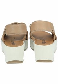 Sandali scivolati in pelle marrone con una spessa suola piattaforma bianca, caratterizzati da punta aperta e cinghie regolabili per una vestibilità sicura.