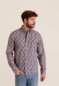 Overhemd met knopen, met een roze achtergrond en een palmbomenpatroon in blauw en groen. Lange mouwen, kraagontwerp en normale pasvorm.