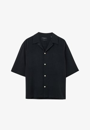 Koszula z krótkim rękawem, zapinana na guziki, w ciemno czarnym materiale; ma klasyczny kołnierzyk, białe guziki oraz subtelnie wyszywane logo na piersi.