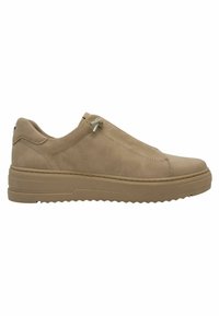 Baskets slip-on beige avec une texture en daim lisse, bout rond et une épaisse semelle en caoutchouc crantée. Présente des coutures minimes et un accent en passant pour lacet.