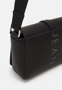 Tommy Jeans CITY BOLD FLAP CROSSOVER - Taška s příčným popruhem - black