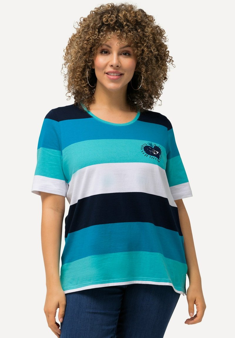 Stribet t-shirt med varierende nuancer af blå og hvid, korte ærmer og en rund halsudskæring med et hjerte- og øjen-design på brystet.
