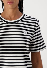 Calvin Klein Jeans BADGE REGULAR TEE - Βασικό μπλουζάκι - black/bright white