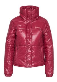 Veste matelassée rouge brillante avec un col montant, présentant des sections matelassées horizontales et des poches avant. Logo "Bench." en blanc sur la poitrine.