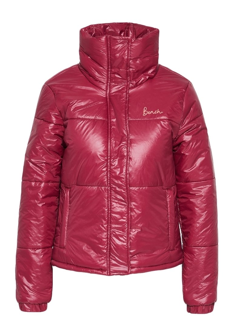 Veste matelassée rouge brillante avec un col montant, présentant des sections matelassées horizontales et des poches avant. Logo "Bench." en blanc sur la poitrine.