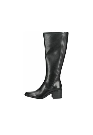 Schwarzer kniehoher Lederstiefel mit niedrigem Blockabsatz, abgerundeter Spitze und gesteppten Details entlang des Schafts und der Nähte.