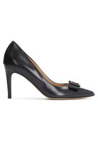 Pompa nera in pelle con tacco alto e punta affilata, caratterizzata da un dettaglio a fiocco decorativo e un tacco stiletto sottile. Texture liscia.