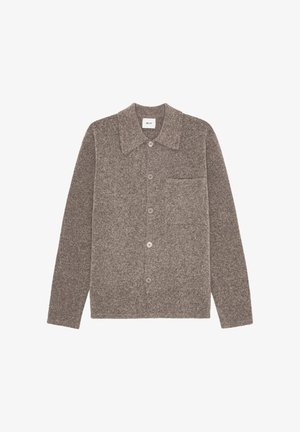 Brun ullkofta med krage, knappar fram och en enkel bröstficka; texturerat tyg och långa ärmar.