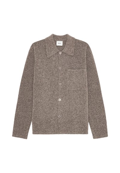 Cardigan en laine marron avec un col à revers, des boutons sur le devant et une poche poitrine unique ; tissu texturé et manches longues.