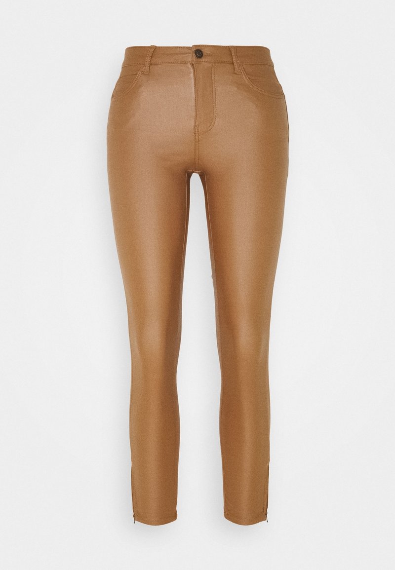 Bruna, släta, tighta byxor gjorda av ett glänsande tyg. Har en framknapp, fickor och en dragkedjedetalj vid fållen.