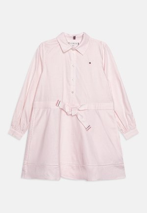 Gestreepte roze jurk met lange mouwen, knoopsluiting aan de voorkant, een kraag en een strikceintuur in de taille. Heeft subtiele borduursels als accenten.