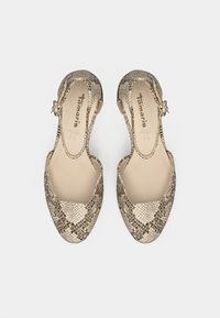 Chaussures slingback en cuir doré avec un motif serpent, un bout courbé et une bride de cheville ornée d'un petit nœud décoratif. Intérieur lisse.